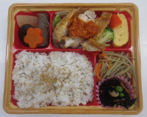 もち麦とチキンステーキの画像